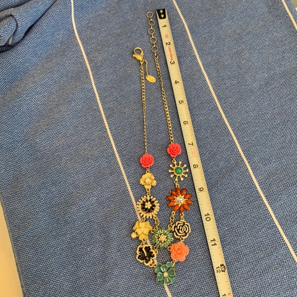 Amrita Singh colorful necklace - Picture 2 of 4